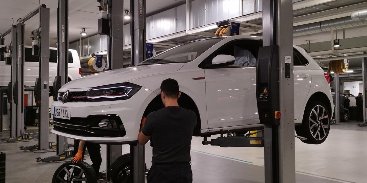 Mecánico revisando Audi A4